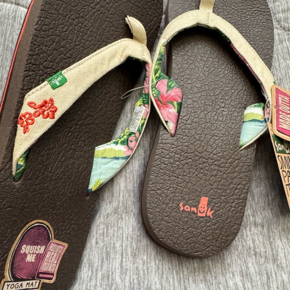 Sanuk Brown yoga mat Flip Flops with Floral Straps - Picture 2 of 3